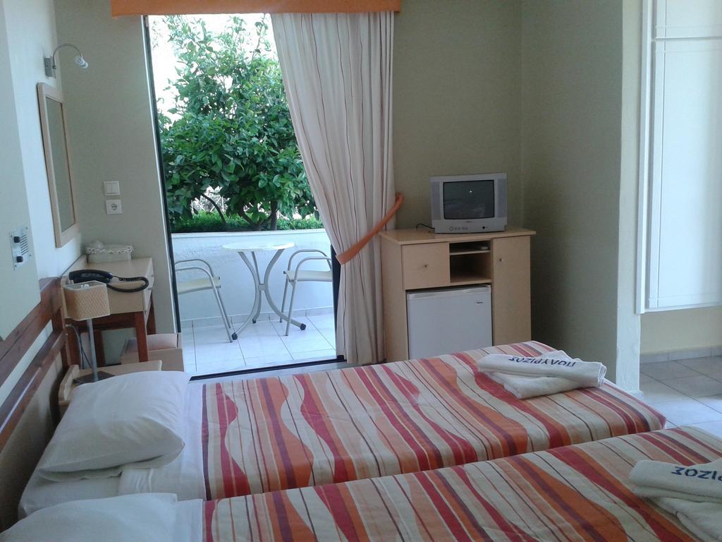 Polyrizos Hotel Rodhákinon Oda fotoğraf